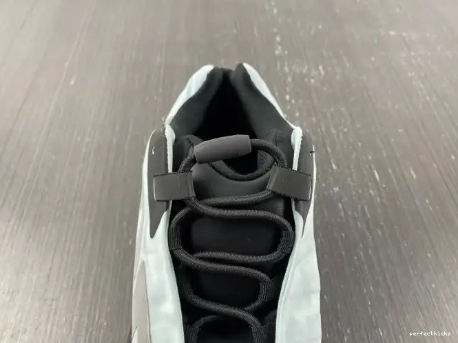 MNVN Adidas Blue Tint Boost GZ0711 700 Yeezy 0702